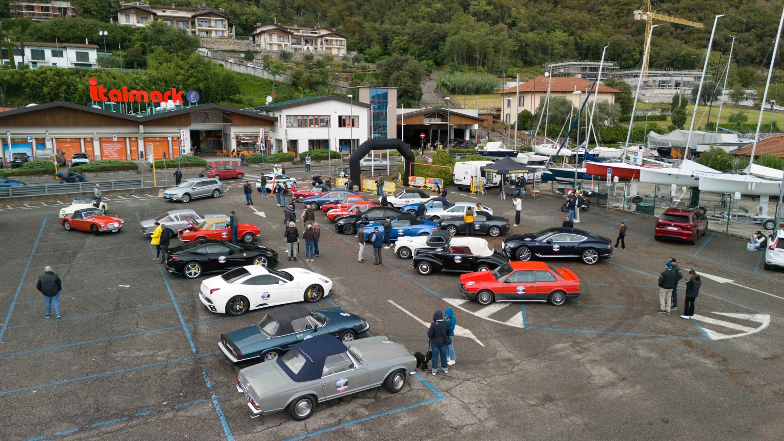 Le auto del Tour dei Laghi viste dall’alto