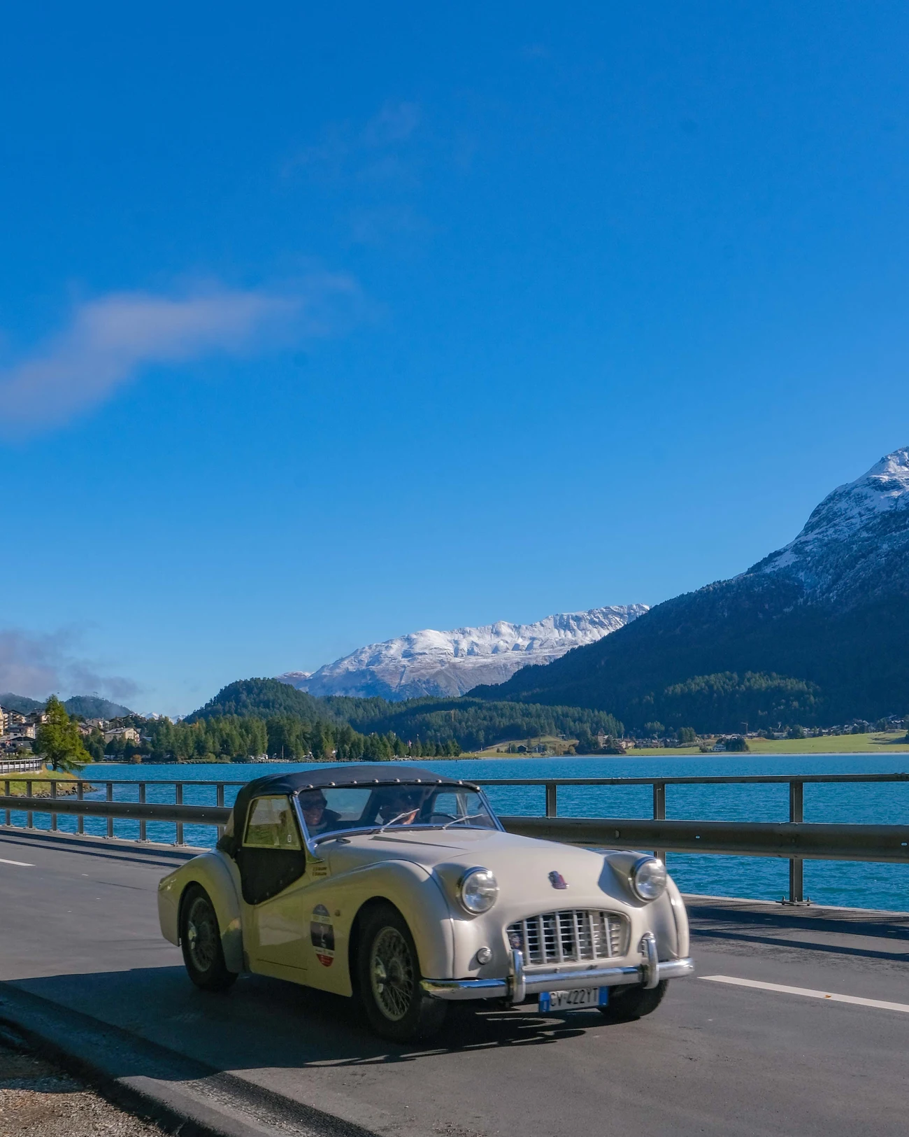 Auto d’epoca lungo il lago